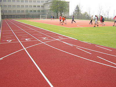 Школьный универсальный спортивный комплекс с покрытием из искусственной травы