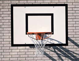Рама для поддержки баскетбольного щита, крепящаяся на стену или ограждение