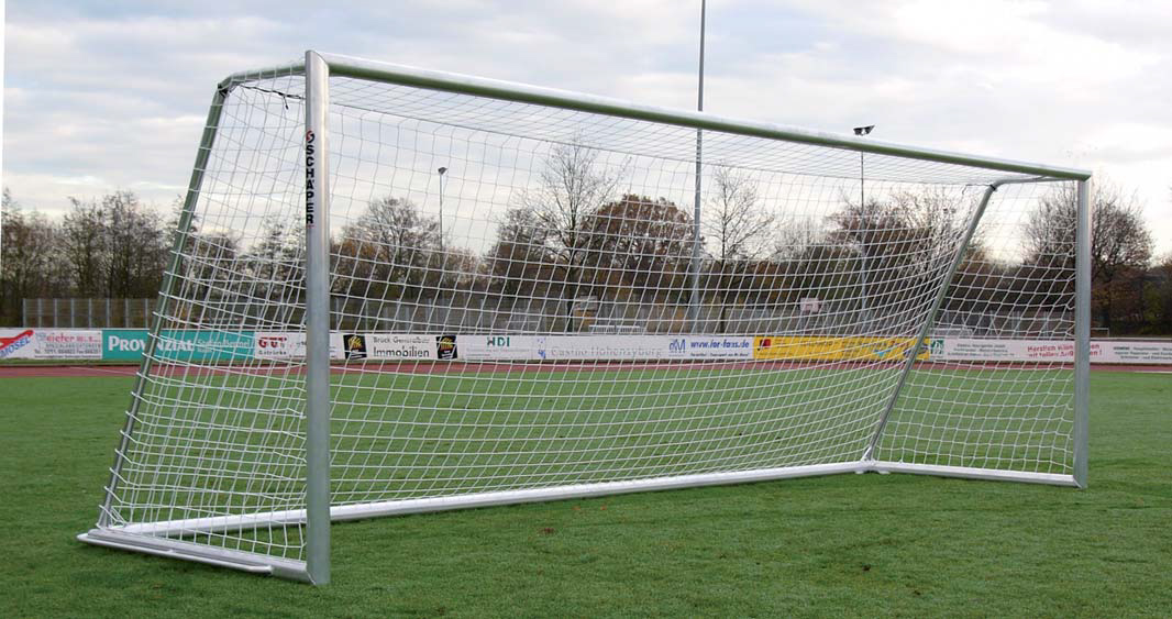 Переносные футбольные ворота (7.32 x 2.44 м) с овальной нижней рамой, полностью сварная конструкция.