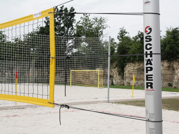 Стойки для пляжного волейбола, сделаны из алюминиевых профилей, в соответствии с сертификатом Немецкой Волейбольной Ассоциации (DVV) 1, одобрены TÜVв соответствии с DIN / EN 1271